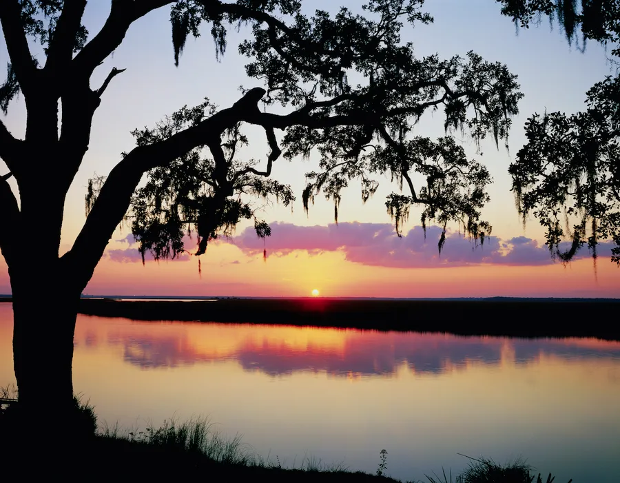 imagen de una puesta de sol reflejando tonalidades rojizos y violetas en un lago de Georgia, Estados Unidos.
