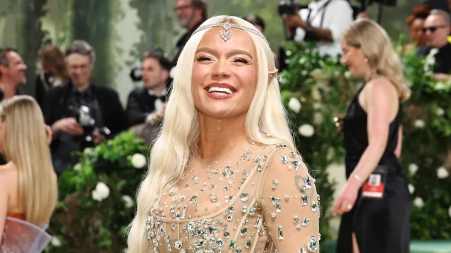 Karol G se viste de elfa para su primera Met Gala y usa prostéticos