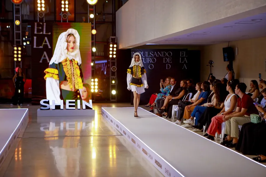 Una modelo en el desfile de SHEIN x UniDesign en la Universidad Anáhuac Campus Norte.