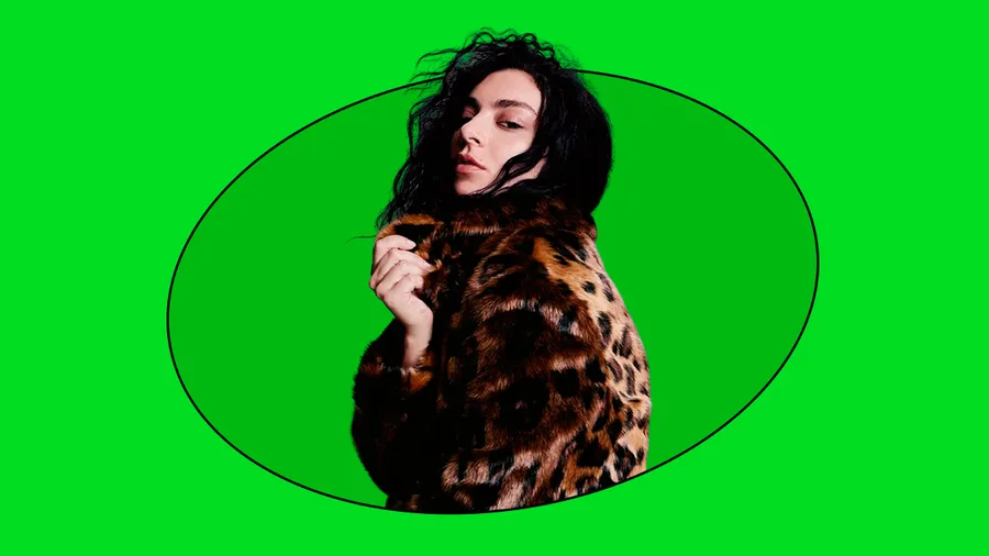 H&M se pinta de verde para anunciar que el otoño también será "brat" con Charli XCX en su campaña