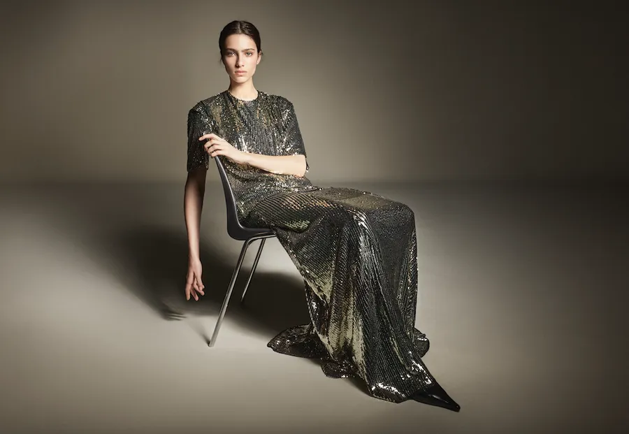 Imagen de una modelo posando sentada para lucir uno de los modelos de la nueva colección de H&M Studio