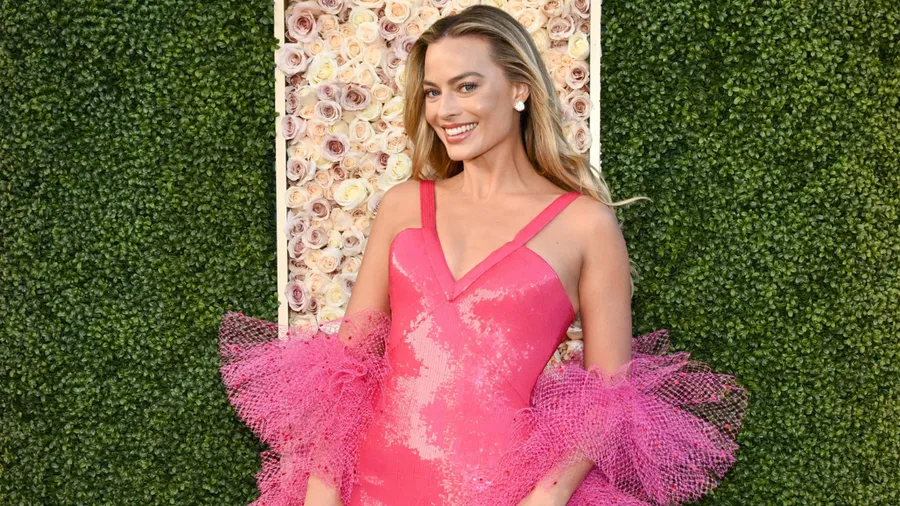 Margot Robbie se viste de Barbie Superstar para los Golden Globes 2024