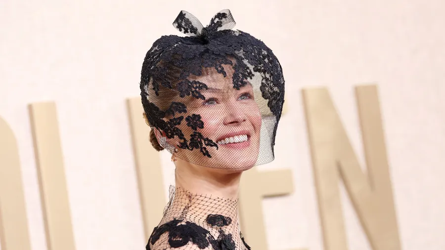 Rosamund Pike cubre un accidente que sufrió con su look en los Golden Globes