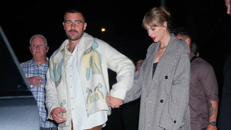 Taylor Swift y Travis Kelce celebran el Año Nuevo con romántico beso