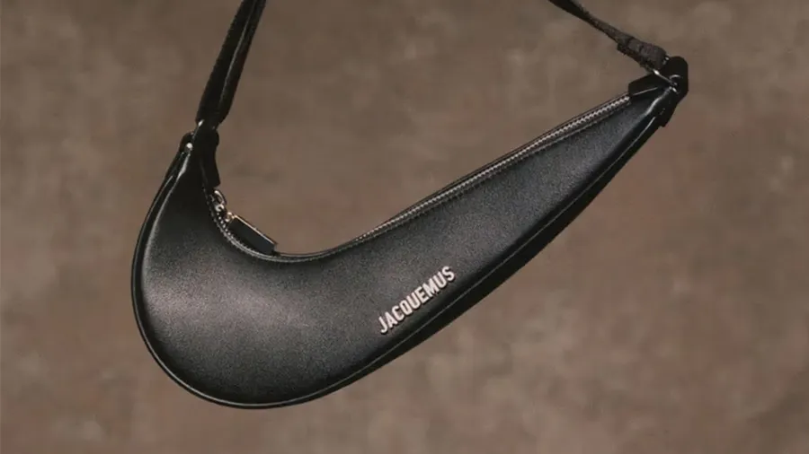 Jacquemus lanza una bolsa inspirada en el icónica Swoosh de Nike
