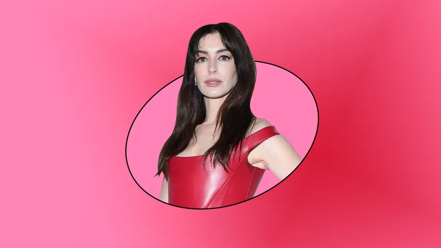 Anne Hathaway no se podía mover en el vestido rojo de Versace que usó en Milán