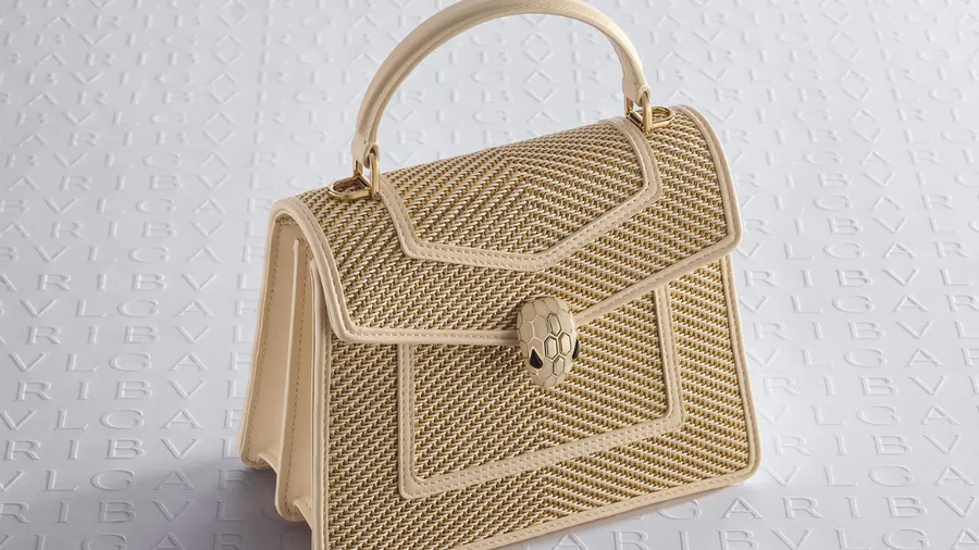 Bulgari presenta su colección Serpenti en bolsas doradas para este verano