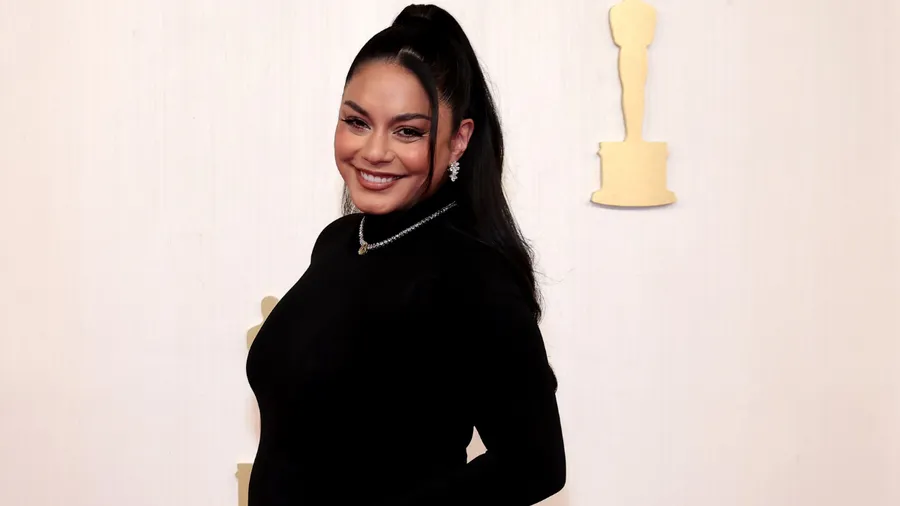 Vanessa Hudgens revela que está embarazada en la red carpet de los Oscar 2024