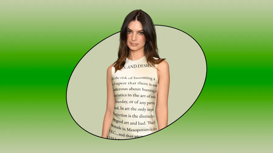 Emily Ratajkowski vestido filosófico