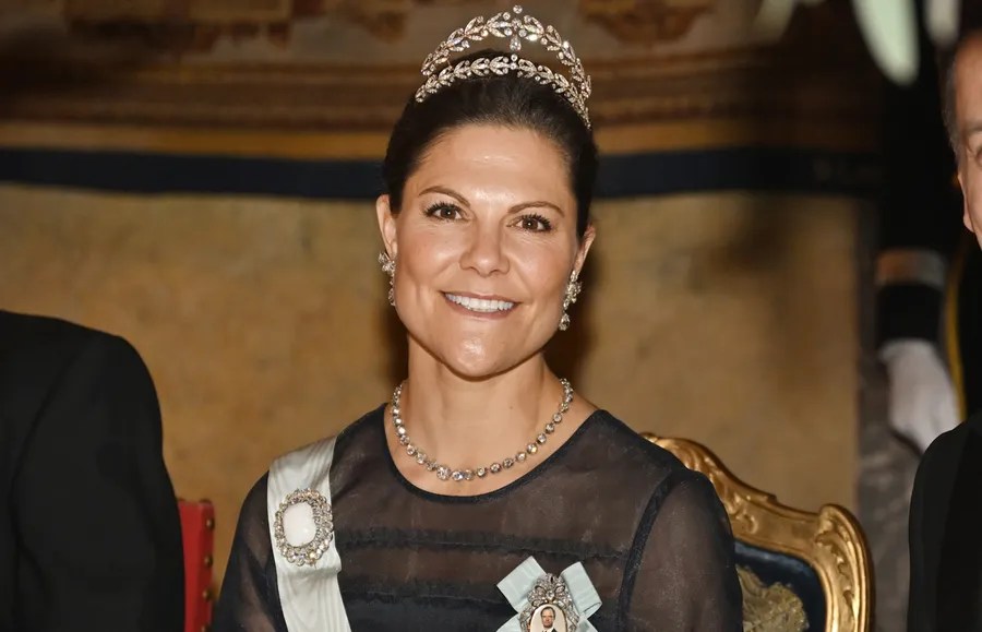 princesa victoria Suecia vestido h&m corona