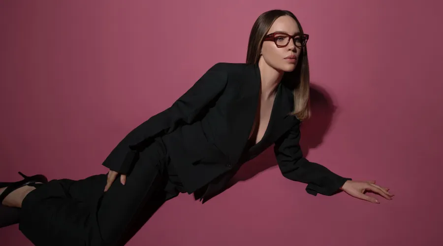 Belinda para ELLE México. Blazer y pantalón, FERRAGAMO. Lentes, TOMMY HILFIGER.