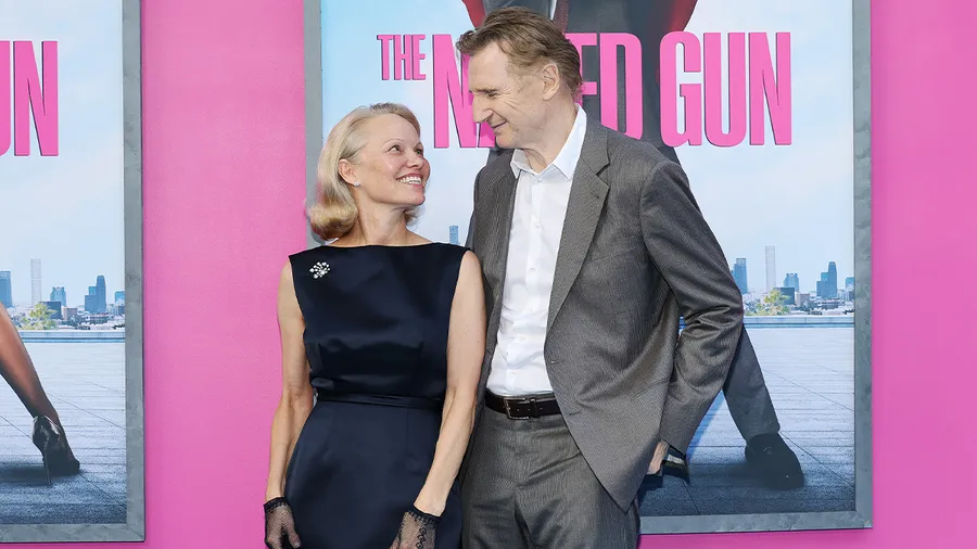 pamela-anderson-liam-neeson-truco-publicitario