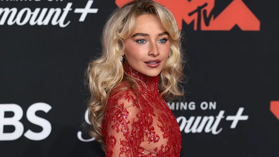 sabrina-carpenter-hombres-entrenamiento