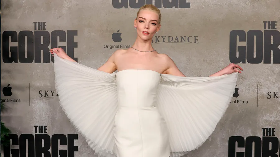 anya-taylor-joy-vestido-dior-copia-jeremy-scott-destacada.jpg
