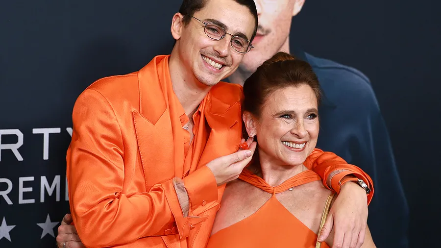 timothee-chalamet-mama-looks-naranjas