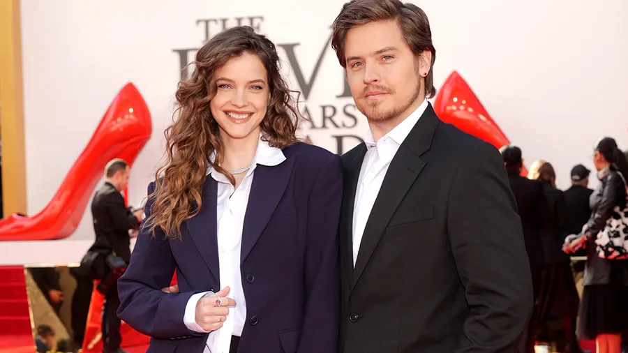 Los-looks-de-Walmart-y-de-Dylan-Sproude-y-su-esposa-en-la-premiere-de-TDWP.jpg