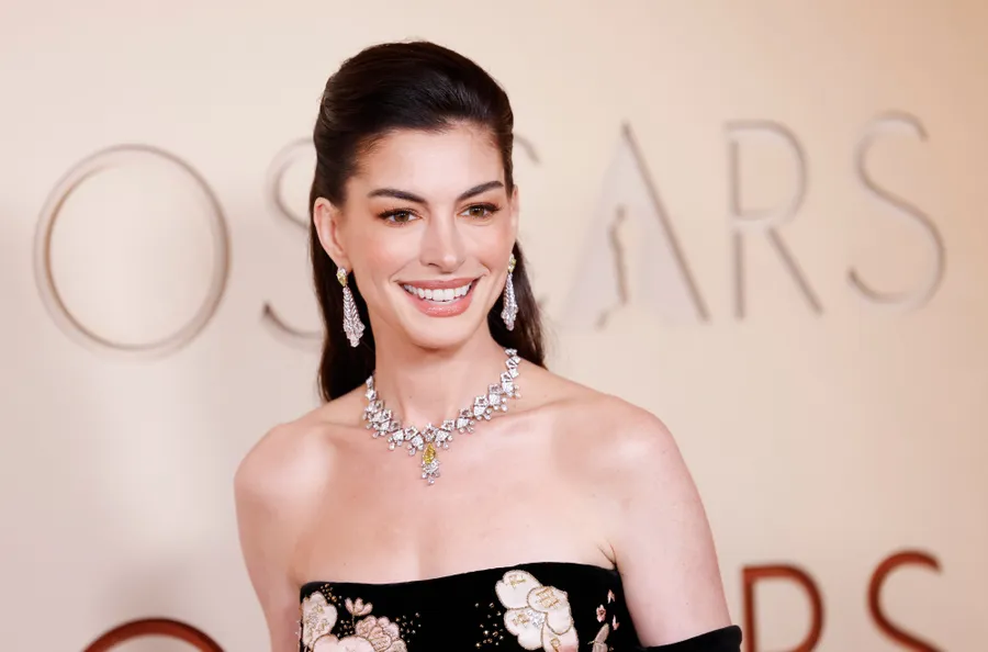 intentional dressing método stylist Anne Hathaway