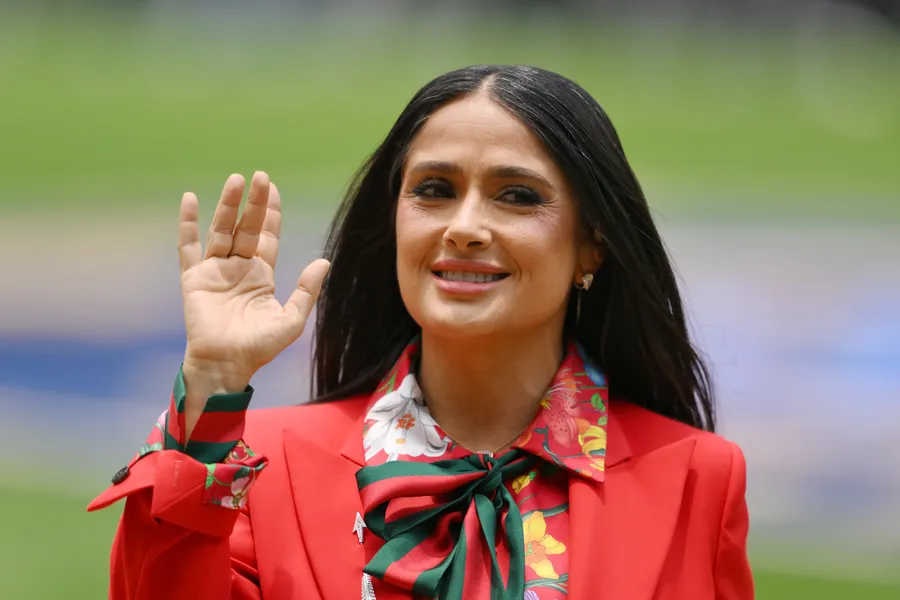 Salma Hayek luce Gucci en la inauguración del Mundial 2026