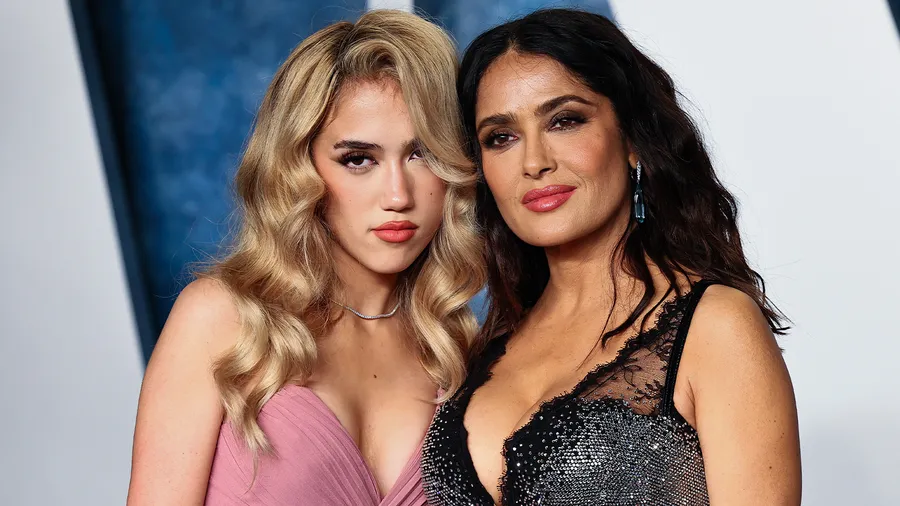 Salma Hayek revela cómo su hija Valentina la mantiene joven y al día.