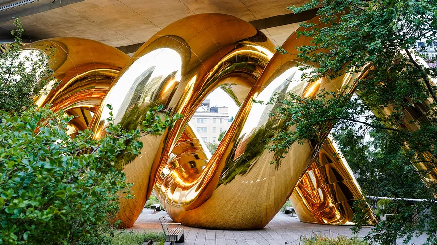 Instalación dorada auruBOROS de Bvlgari en el High Line de Nueva York