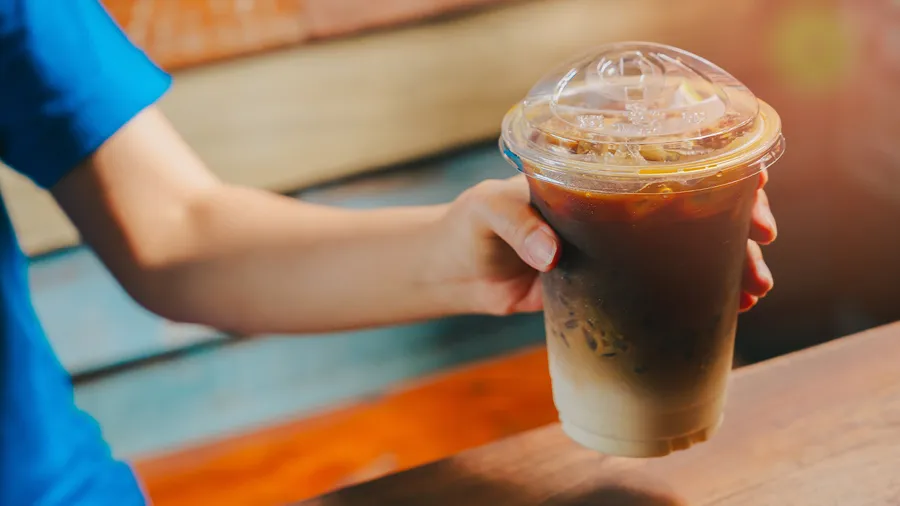 ¿Llevar café helado a una entrevista de trabajo es poco profesional?
