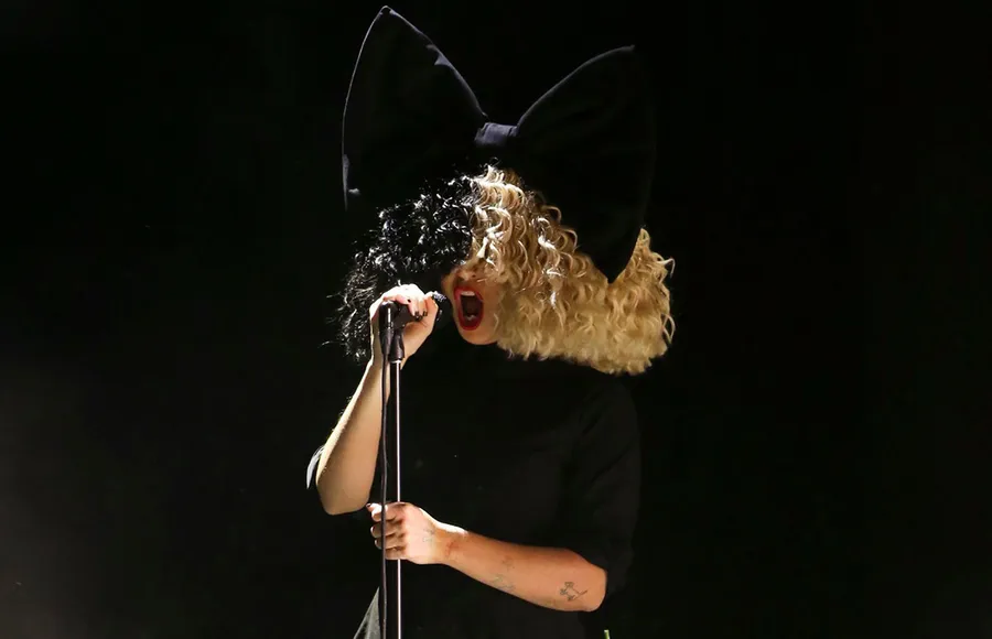 Sia-Maddie-Ziegleger-avión--Harvey-Weinstein