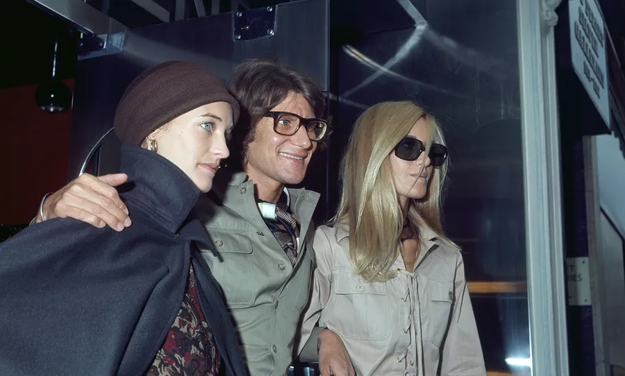 Foto: GettyImages; Loulou de la Falaise, Yves Saint Laurent, Betty Catroux, 1969