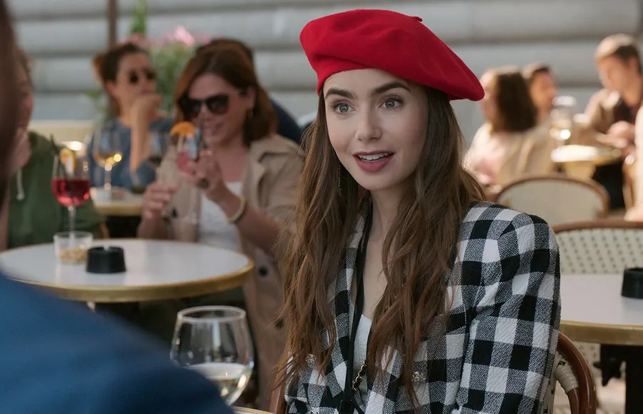 Emily-In-Paris-de-Lily-Colins.jpg