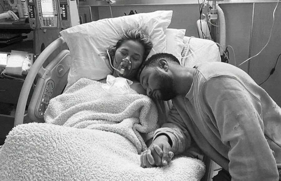 Chrissy Teigen perdió a su bebé y lo comparte con una imagen devastadora