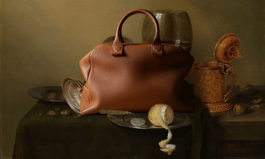 Foto: Carolina Herrera; Blason Bag en bodegón con jarra de cerveza de Willem Claesz Heda, 1634