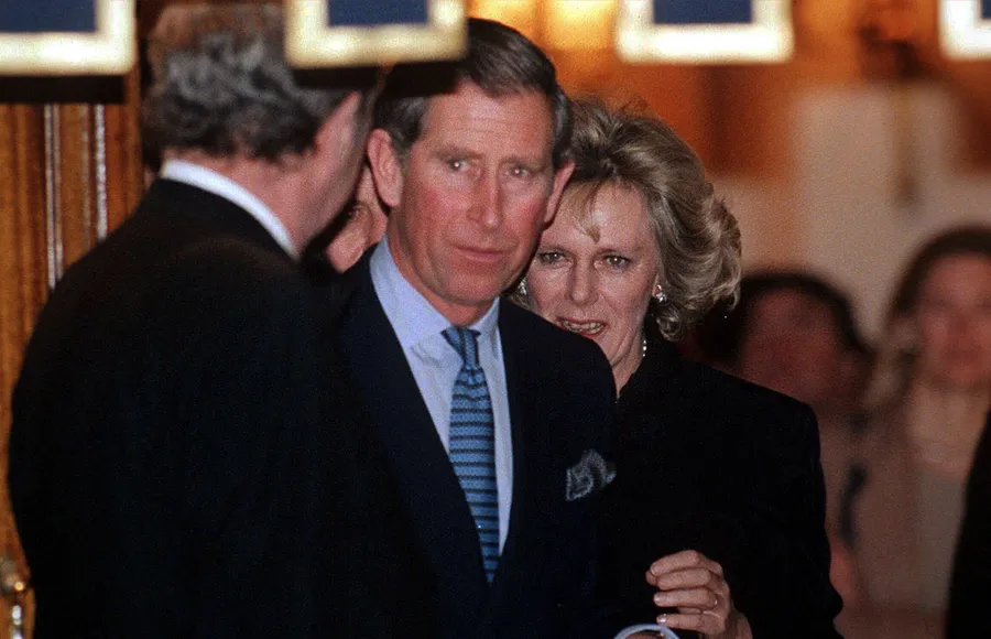 Foto: Shutterstock; príncipe Carlos y Camila Parker en su primera aparición pública, 1999