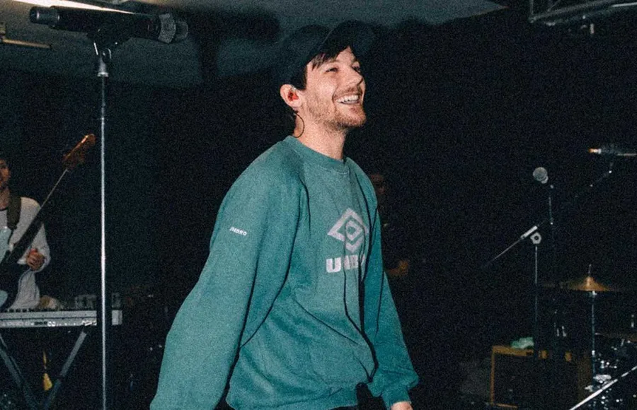 Louis Tomilson México pelo largo