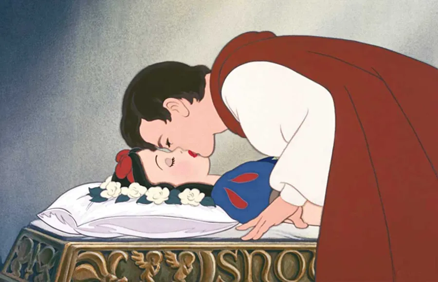 Cancelan al príncipe Azul de Blancanieves por el beso "no consensuado"