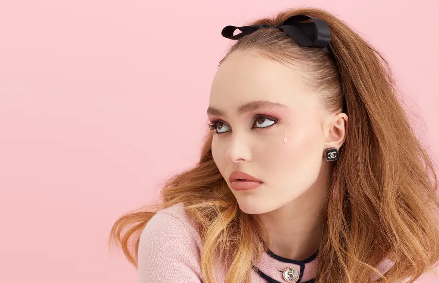 LILY ROSE DEPP-CHANEL-ROSA-ENTREVISTA-ROUGE COCO BLOOM-VIRGINIE VIARD.jpg