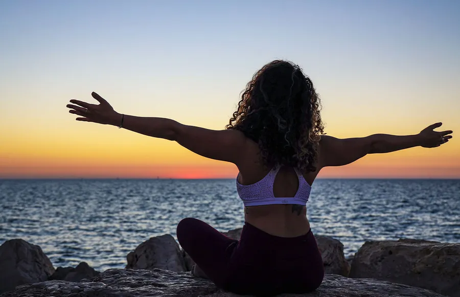 MEDITACIÓN-TRASCENDENTAL-COMENZAR-DÍA-SONRISA-.jpg
