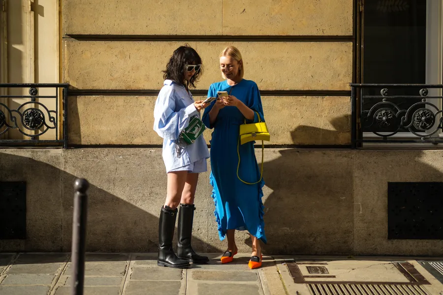 Street Style - Paris Fashion Week - Haute Couture Fall/Winter 2021/2022 : Day Two