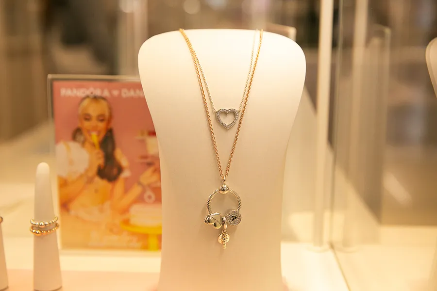 Collar con charms de Pandora en exhibición
