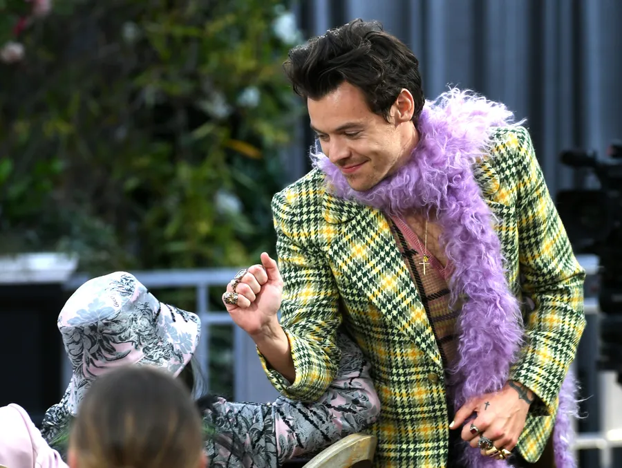 Harry Styles logra lo imposible en 2021: regresar las estolas de fur a la moda
