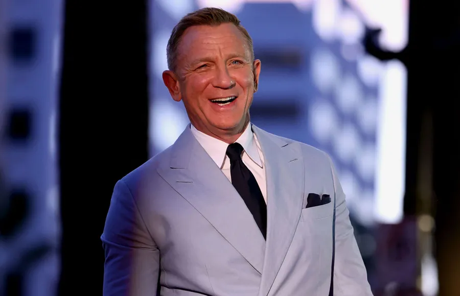 daniel craig bares gay