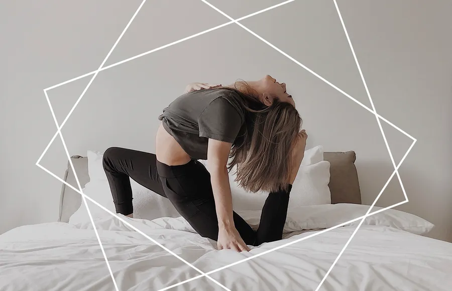 6-posturas-yoga-energía-despertar-mañanas-activar-músculos-cuerpo-relajar-respiracion-boost-técnica-rutina-cama-mat.jpg