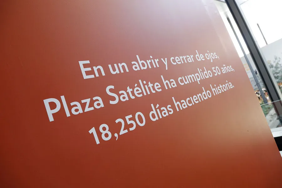 Letrero con frase del Aniversario de Plaza Satélite