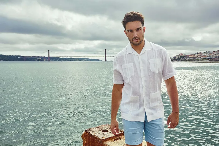 Hombre usando Cubavera en el mar