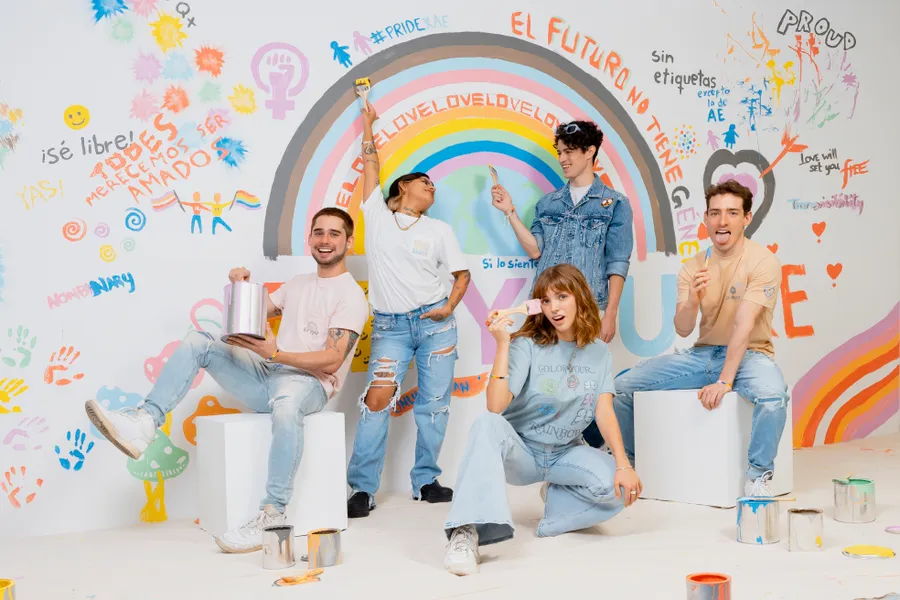 American Eagle se une al mes del orgullo con estilo setentero