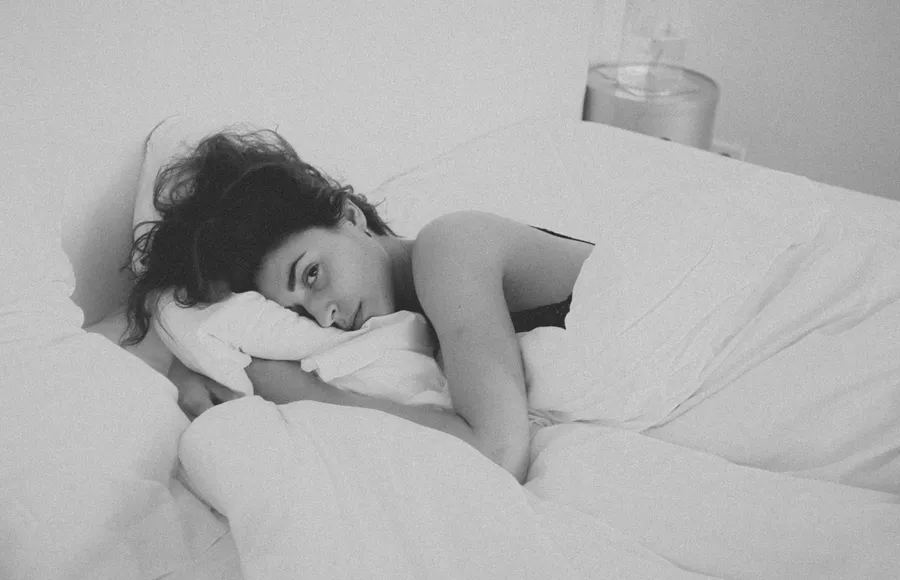 ona-cama-dormir-sueño-descanso-descanasar-consejos-experta-sabanas.jpg