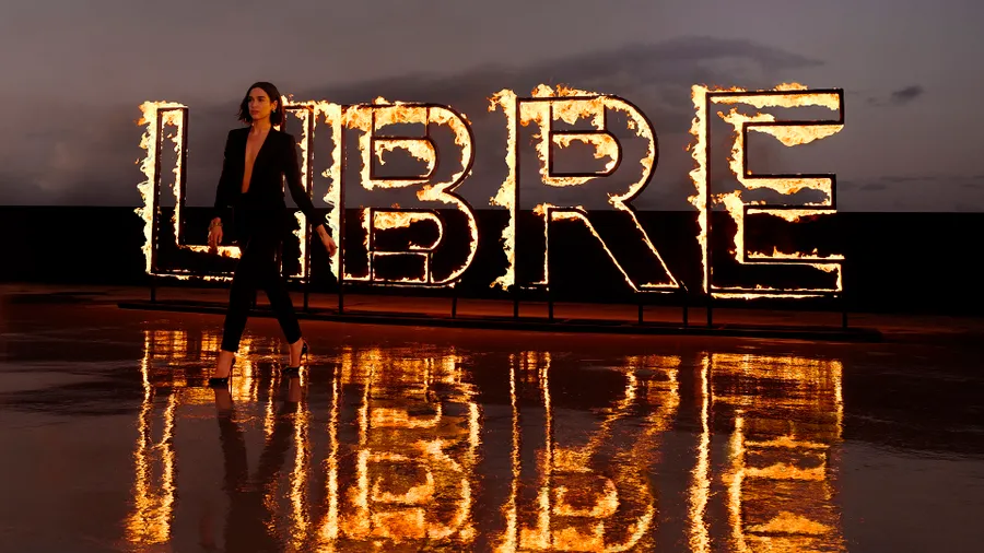 Copia de Copia de ysl_dmi_fraw_libre_le-parfum-22_behind-the-scene_dua-front-of-libre-in-flames_landscape_1920x1080px_rgb.jpg