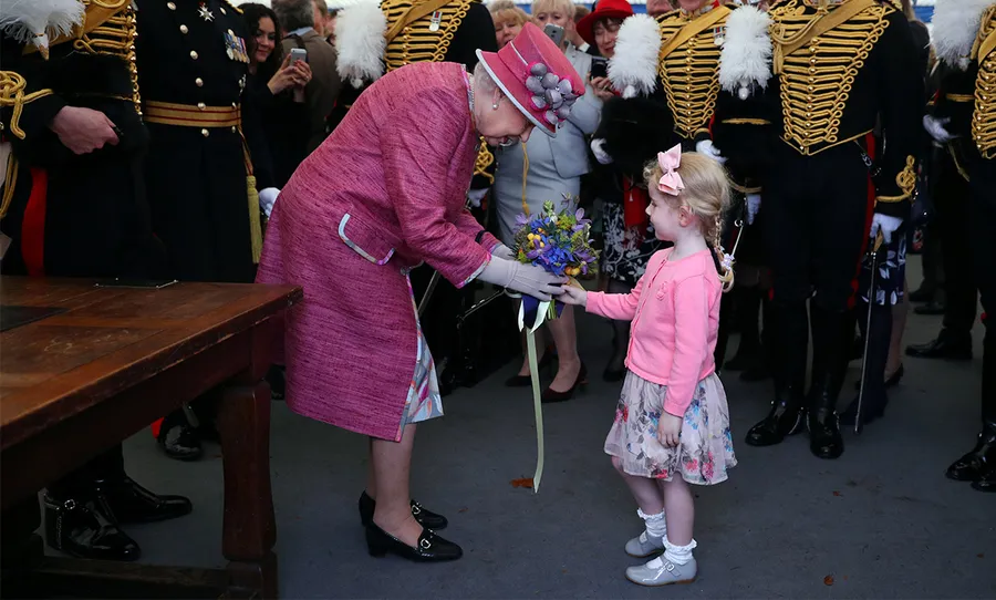 reina isabel niña disfraza mensaje