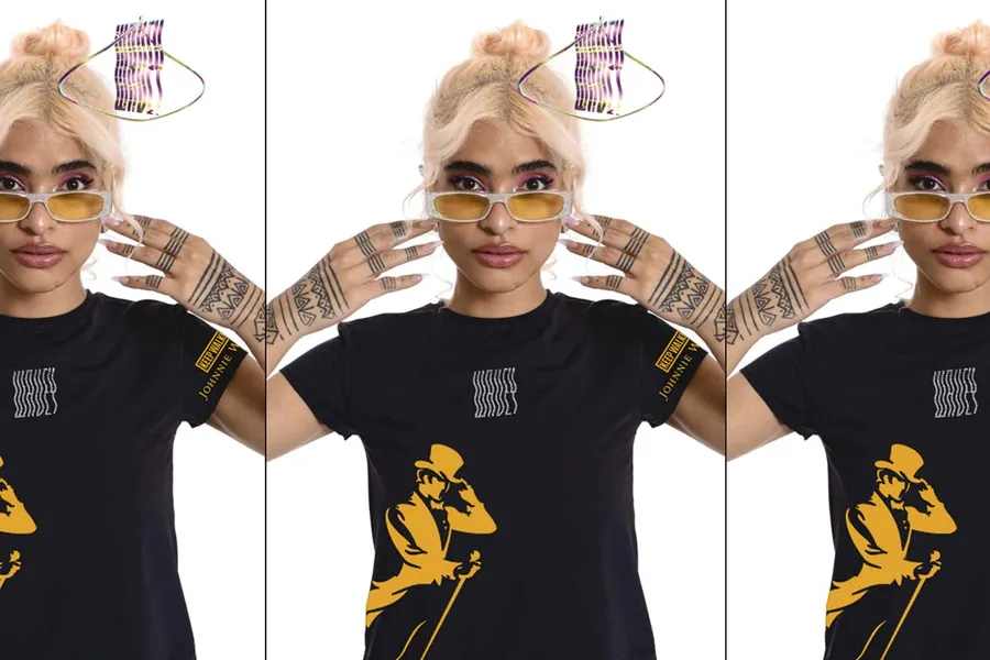 Mujer joven usando un top Johnnie Walker X Wavey