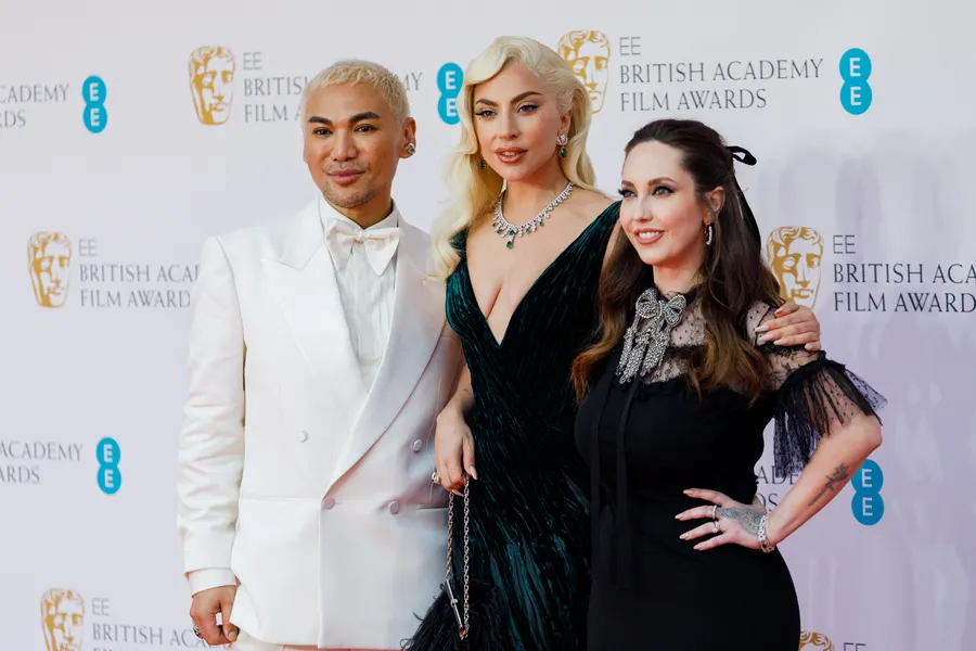 lady-gaga-acompañantes-premios-bafta-2022-house-of-gucci