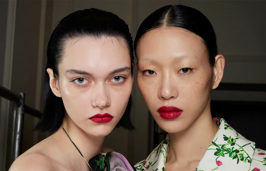 CAROLINA HERRERA-BELLEZA-MAQUILLAJE-ILUMINADOR-MASCARA DE PESTAÑAS-LIPSTICK-LIPSTICK LIQUIDO.jpg