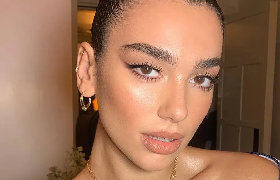 DUA LIPA-CEJAS-ENJABONADAS-JABON-CERA-SOAP BROWS-TENDENCIA-MAQUILLAJE.jpg
